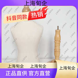 上海女模特與寵物衣架 時尚、溫情與創意的交織